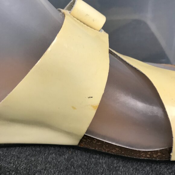 NWT Clarks Artisan Yellow Leather Adjustable Strap Toe Loop Sandals Women’s Sz 6 - Picture 3 of 9